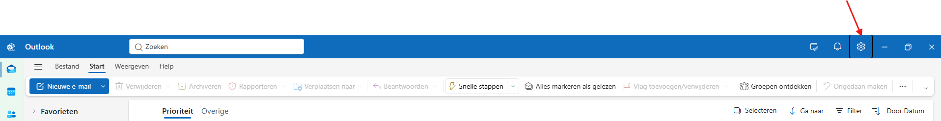 De bovenbalk van Outlook met een pijl naar het tandwiel-icoon rechtsboven